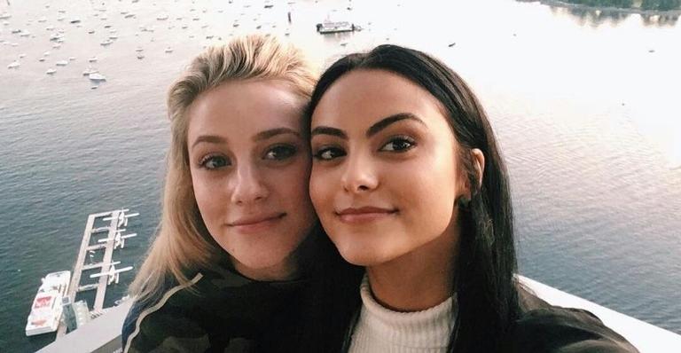 Atriz de Riverdale relembra experiência aterrorizante com drogas na faculdade: ”É uma maldição”