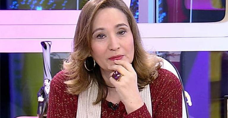 Sonia Abrão surge em frente à CNN e intriga seguidores: ”Até tu?”