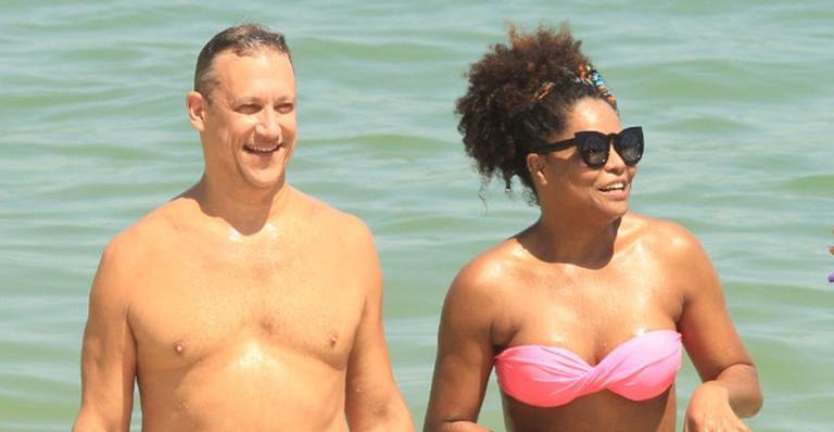 Adriana Bombom recebe olhares curiosos após fazer topless em praia; confira as fotos