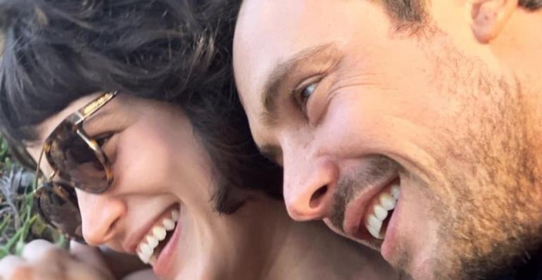 Energia renovada! Sérgio Guizé curte dia romântico na cachoeira ao lado de Bianca Bin