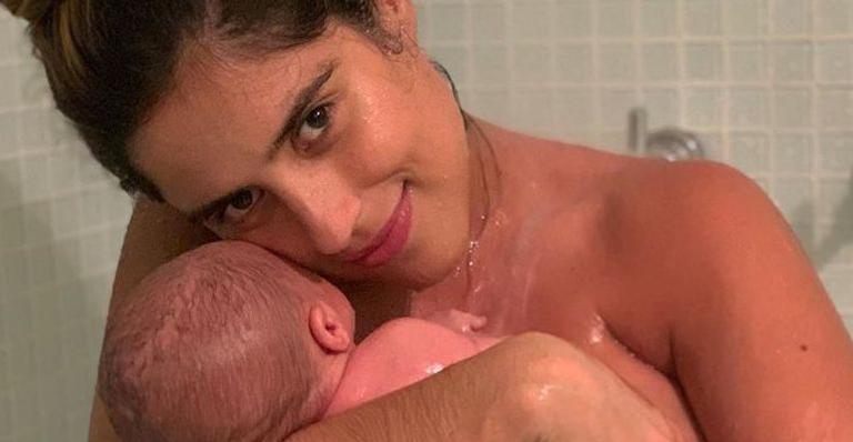 Camilla Camargo encanta ao mostrar o filho recém nascido passeando ao som do vovô, Zezé Di Camargo
