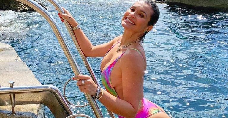Flávia Alessandra exibe corpo em foto de biquíni e revela: ”Ajuda a encolher a barriga”