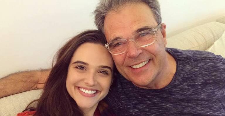 Juliana Paiva estava nas gravações da próxima novela quando recebeu notícia da morte de seu pai