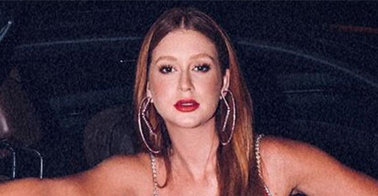 Marina Ruy Barbosa posa de micro vestido decotado e magreza chama atenção