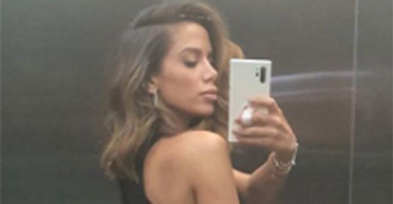 Solteira, Anitta empina o bumbum em noitada com os amigos