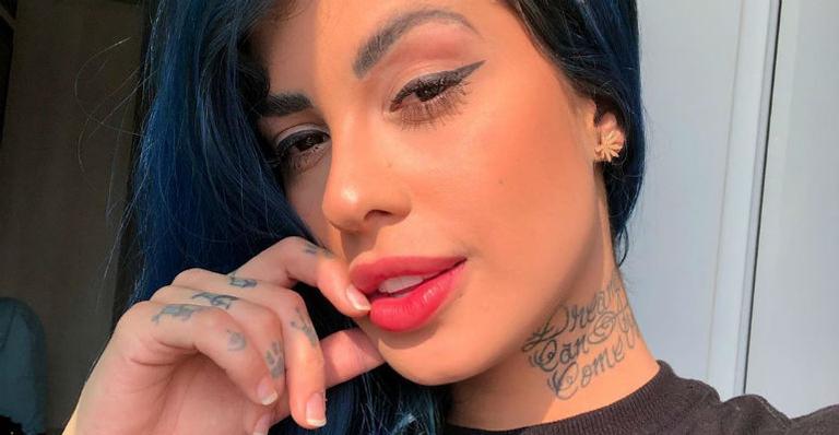 Tati Zaqui surge rebolando muito só de lingerie e arranca suspiros dos fãs