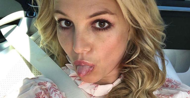 Britney Spears deixa fãs babando ao posar de biquíni na piscina