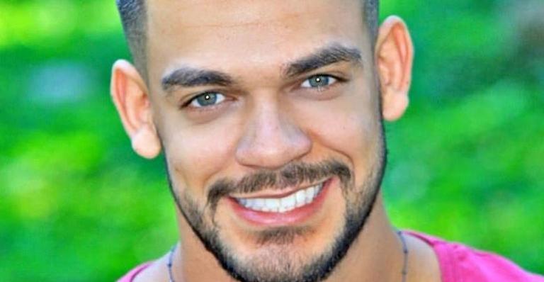 Caique Aguiar surge vestido de mulher e joga provocação para fãs: ”Quem quer?”