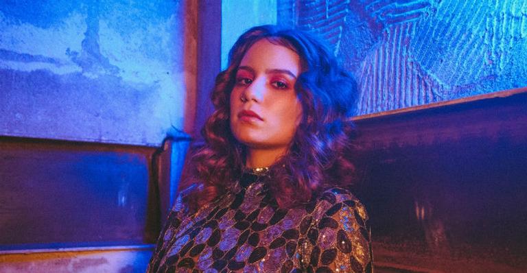 Carol Biazin, finalista do The Voice Brasil, lança clipe de música inspirada na namorada