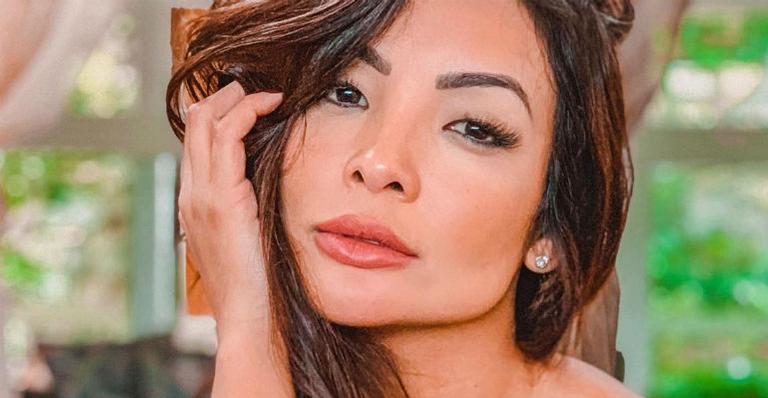 Carol Nakamura ostenta corpão só de biquíni na praia