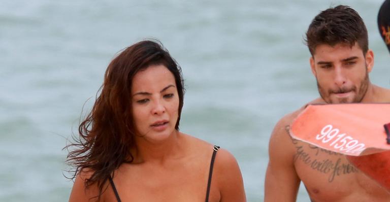 Carol Nakamura ostenta corpo sarado em dia de praia com o namorado