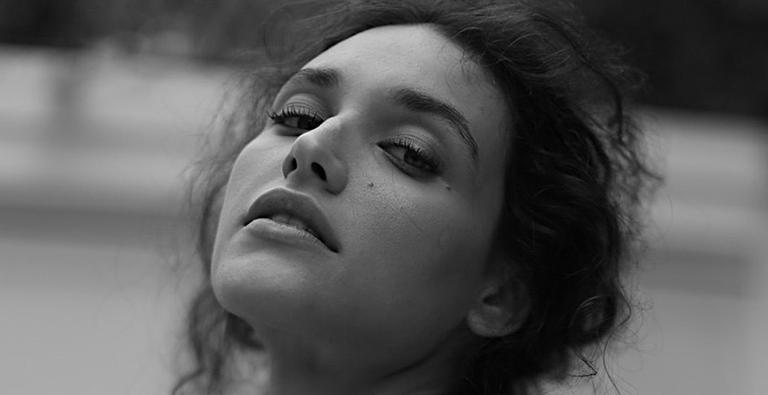 Sexy! Débora Nascimento eleva temperatura com clique ousado; confira