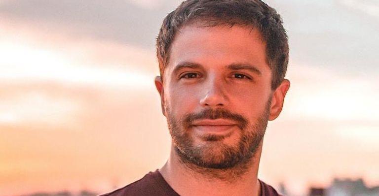Duda Nagle surge sem roupa nos bastidores de A Dona do Pedaço: ”Peladão”