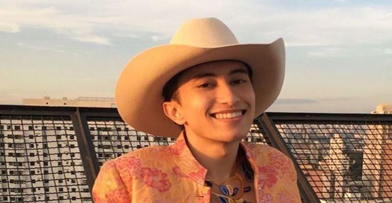 Filho do sertanejo Solimões posta foto completamente nu e surpreende web: ”Gostaram?”