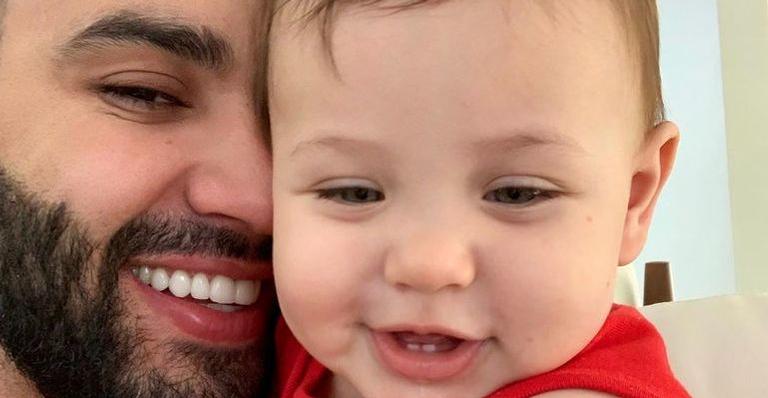 Fofura do dia! Gusttavo Lima se derrete ao escovar os dentinhos do caçula de 1 ano