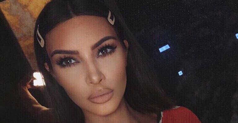 Kim Kardashian revela como ensina suas filhas a terem autoconfiança com o corpo