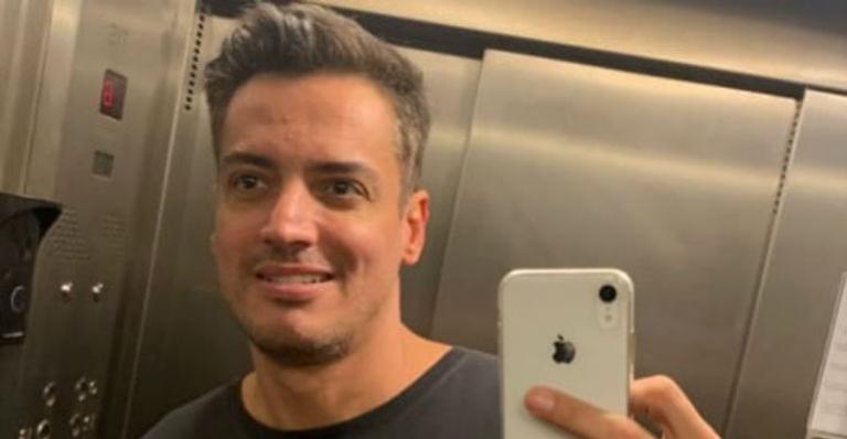 Indireta? Leo Dias surge usando camiseta com beijo gay e web vibra