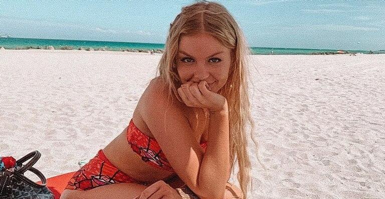 De biquíni, Luísa Sonza empina o bumbum volumoso e impressiona
