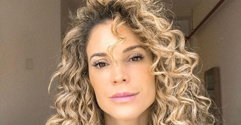 Apresentadora Maíra Charken tenta sensualizar e é interrompida pelo filho