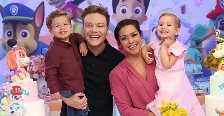 Michel Teló posa com a família e penteado e sorriso de Melinda e Teodoro roubam a cena