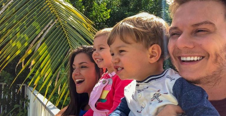 No Rio de Janeiro, Thais Fersoza e Michel Teló levam os filhos para um passeio de bicicleta