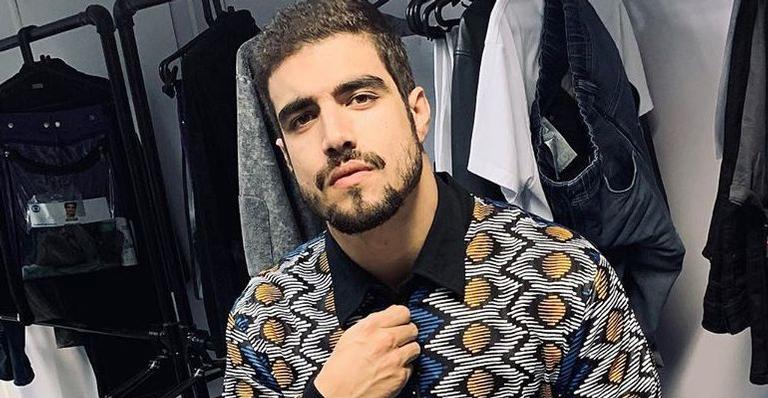 Traído pelo espelho! Caio Castro é flagrado sem calça ao mostrar academia dentro de casa