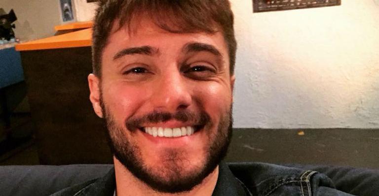 Hugo Bonemer perde seguidores após postar vídeo beijando o namorado
