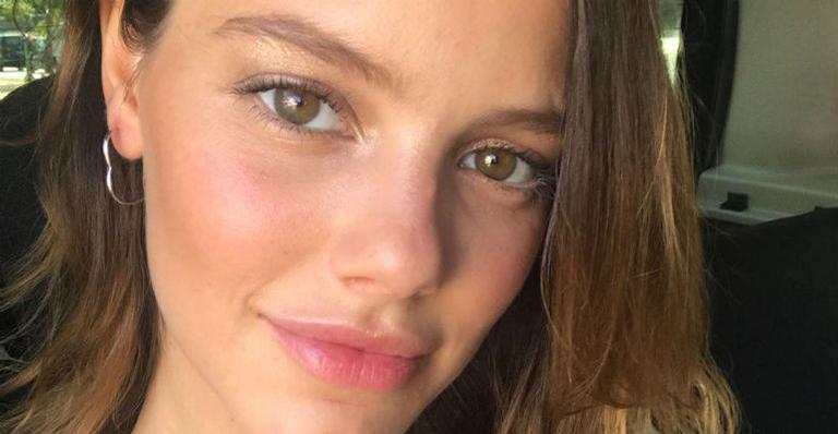 Aos 6 meses, Laura Neiva exibe barrigão e surpreende internautas