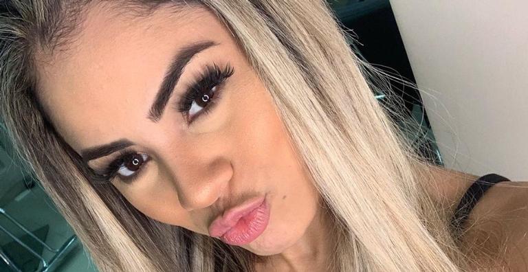 Lexa eleva temperatura com clique do bumbum empinado e causa na web
