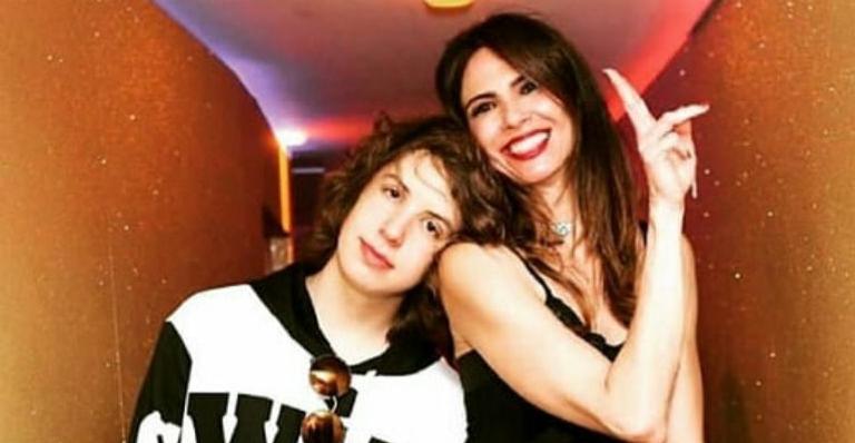 Luciana Gimenez defende o filho, Lucas Jagger, após ser criticado por pintar as unhas