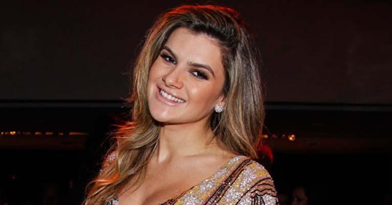 Mirella Santos eleva a temperatura ao posar de biquíni exibindo bumbum empinado: ”Espetáculo”