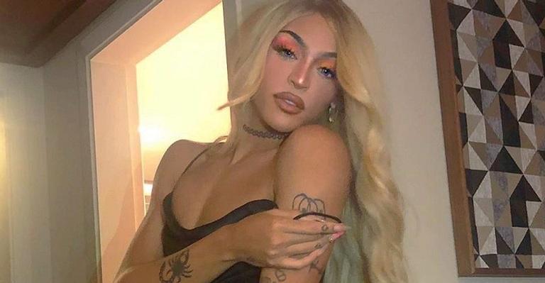 Pabllo Vittar sensualiza em clique na cama e deseja ‘boa noite’ para seguidores