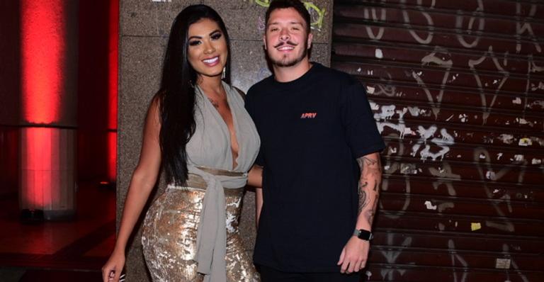 Pocah curte festa de famoso acompanhado do novo namorado, ex da Anitta