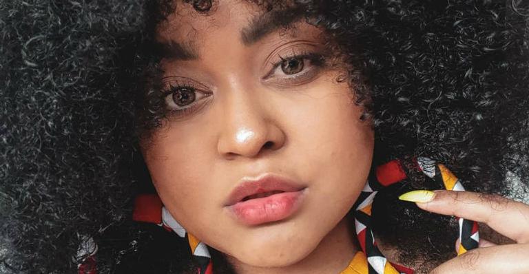 Ex-BBB Rízia deixa fãs enlouquecidos posando de fio-dental