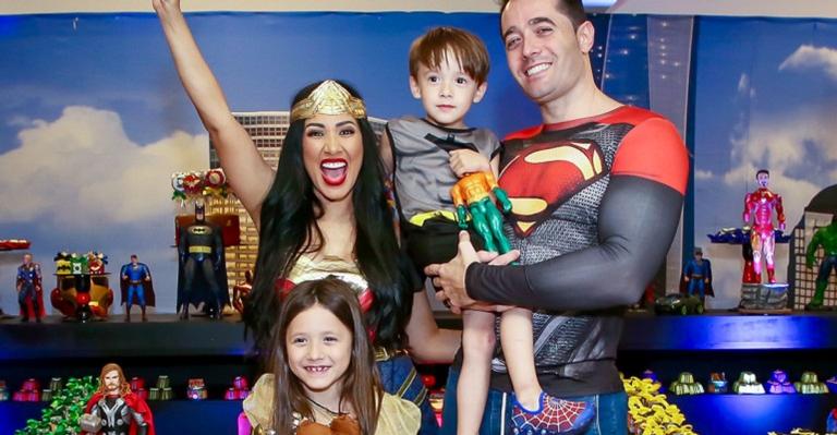 Vestida de Mulher-Maravilha, Simaria comemora os 4 anos do caçula, Pawel, com festão