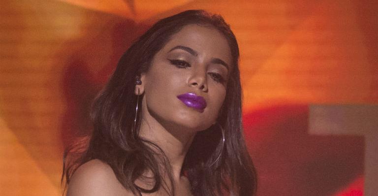 Anitta brinca com cena de beijo vazada: ”Desde 1930 beijando bocas em clipes”