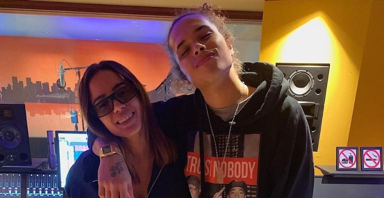 Solteira, Anitta protagoniza beijos quentíssimos com Vitão em gravação de clipe