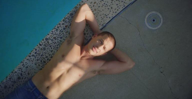 Charlie Puth aparece sem camisa, musculoso e curtindo a noite com os amigos no clipe de “Mother”