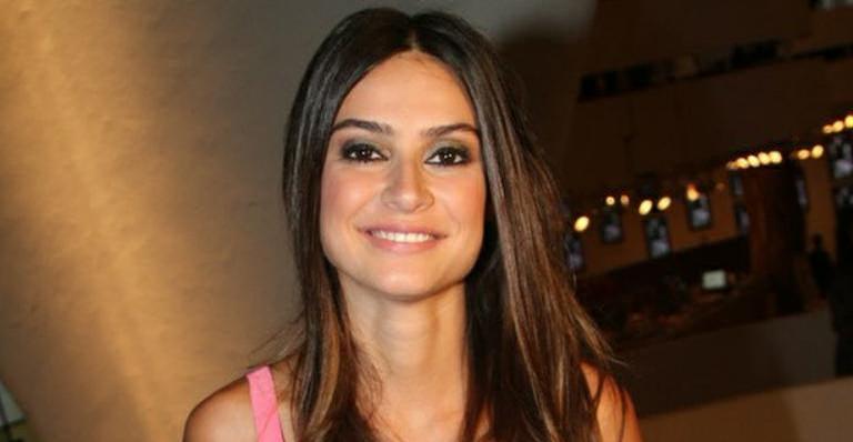 De biquíni, Thaila Ayala sensualiza nas pedras e ostenta curvas poderosas