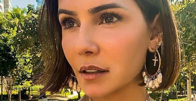 Deborah Secco exibe corpaço ao ser flagrada sem maquiagem