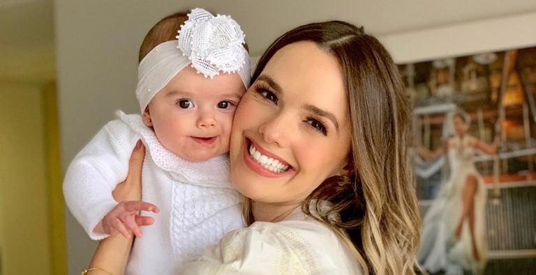 Thaeme arranca suspiros de seus seguidores com registro da pequena Liz sentando sozinha