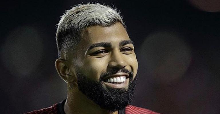 Gabigol, namorado de Rafaella Santos, canta pagode em festa com os amigos