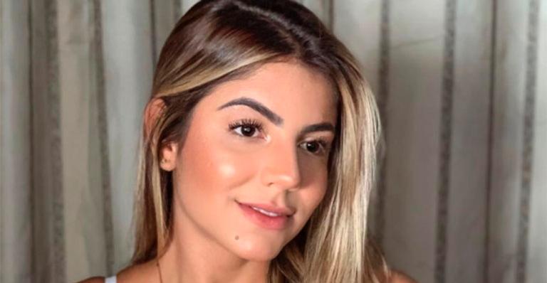 Ex-BBB Hariany quebra a internet com lingerie branca mega decotada