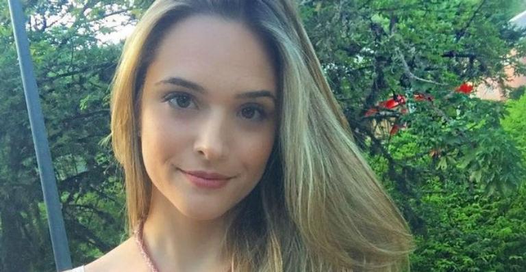 Juliana Paiva comove ao falar pela primeira vez sobre morte do pai