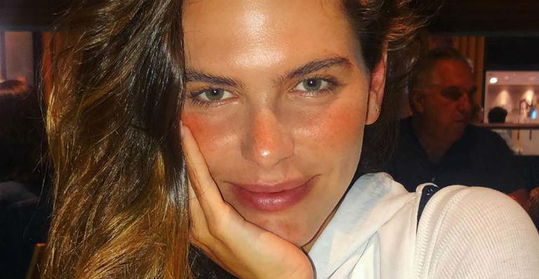Mariana Goldfarb chama atenção tomando banho de cachoeira e fãs disparam: ”Que corpaço”