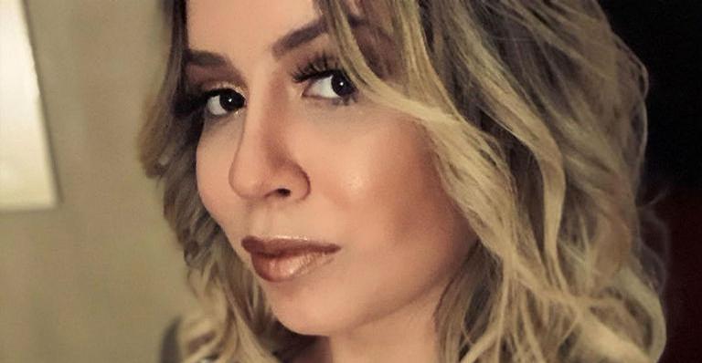 Marília Mendonça usa look justo e evidencia barriga de gravidez em show