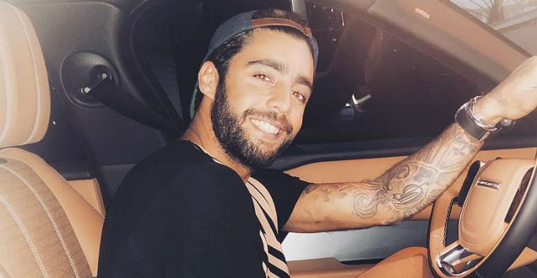 Pedro Scooby compartilha texto na web e fãs apontam indireta para Anitta