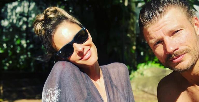 Em clique cheio de amor, Rodrigo Hilbert beija o barrigão de Fernanda Lima