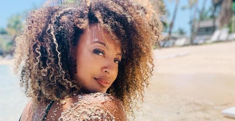 Sheron Menezzes esquenta a noite com look para a ‘sexta-feira 13’ e fãs vão à loucura