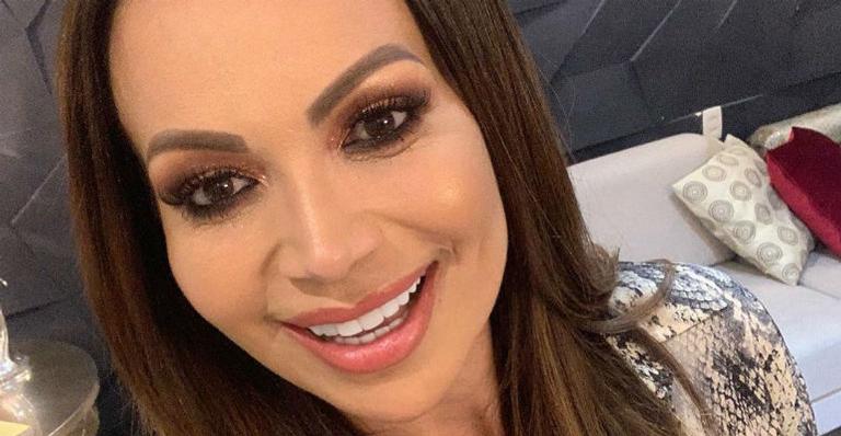 Solange Almeida posta foto de biquíni e não esconde celulite: ”Perfeições já não enganam”